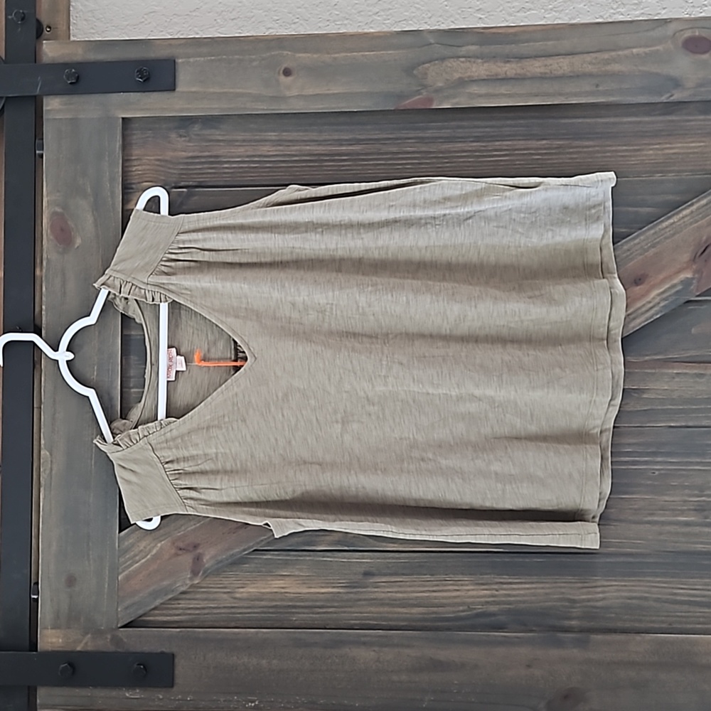 💥DEAL OF THE DAY! NWT Knox Rose v neck and flrilly stand collar.